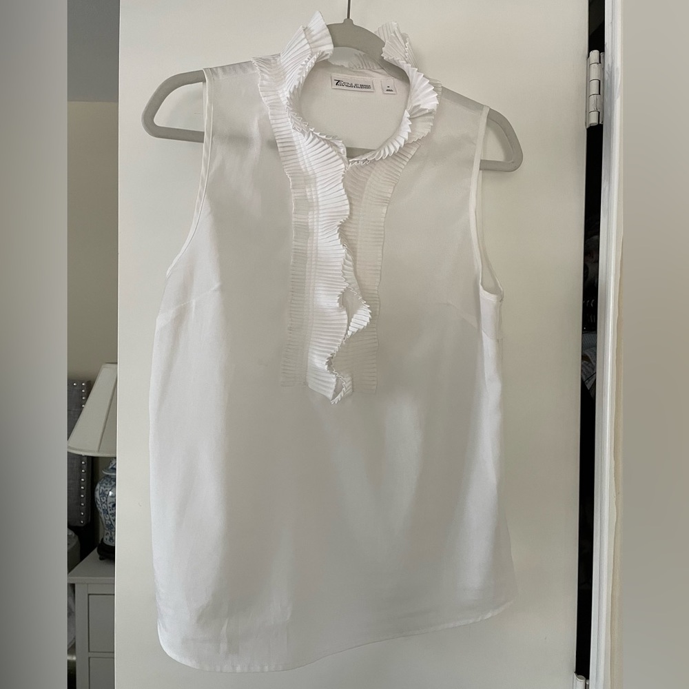 Sleeveless ruffle collar blouse